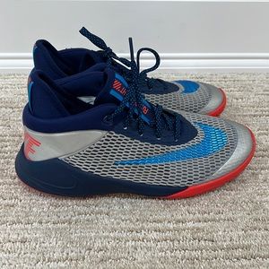 NIKE FUTURE LIGHT SZ 4.5Y Boys